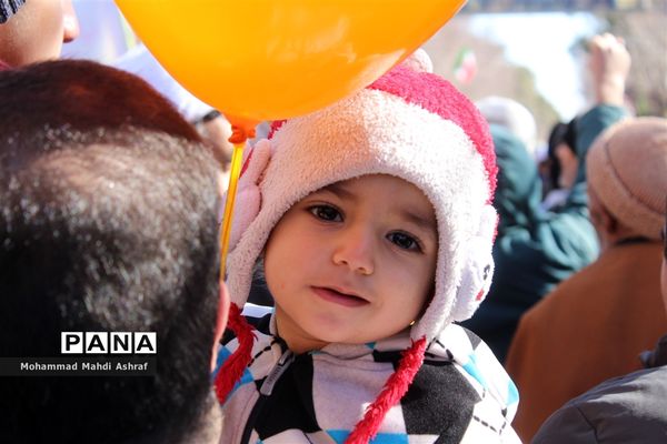 پیر و جوان همه حاضر در جشن انقلاب نایین