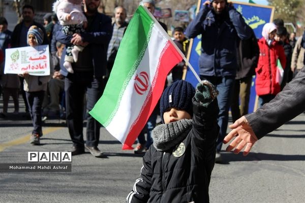 پیر و جوان همه حاضر در جشن انقلاب نایین