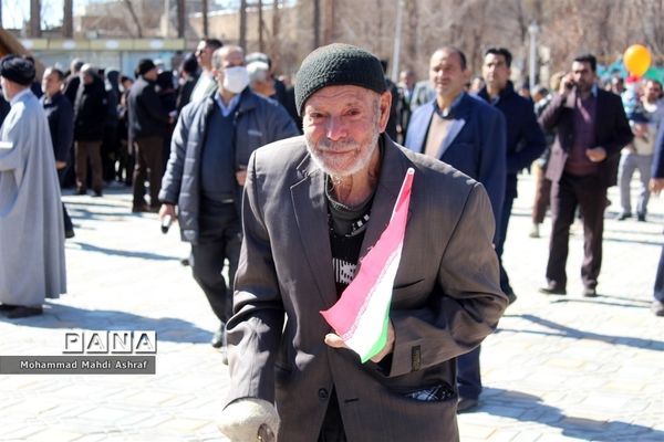 پیر و جوان همه حاضر در جشن انقلاب نایین