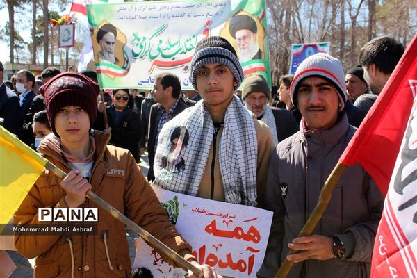پیر و جوان همه حاضر در جشن انقلاب نایین