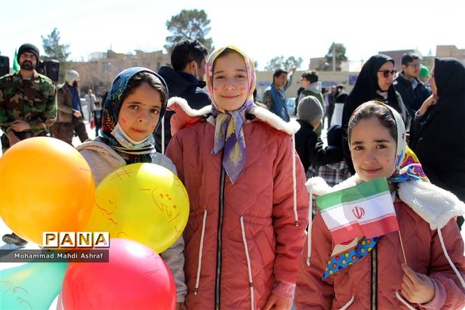 پیر و جوان همه حاضر در جشن انقلاب نایین