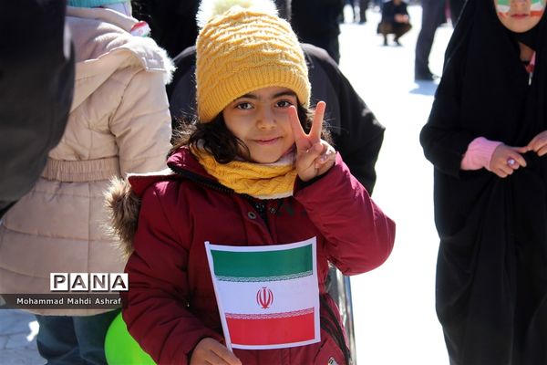 پیر و جوان همه حاضر در جشن انقلاب نایین