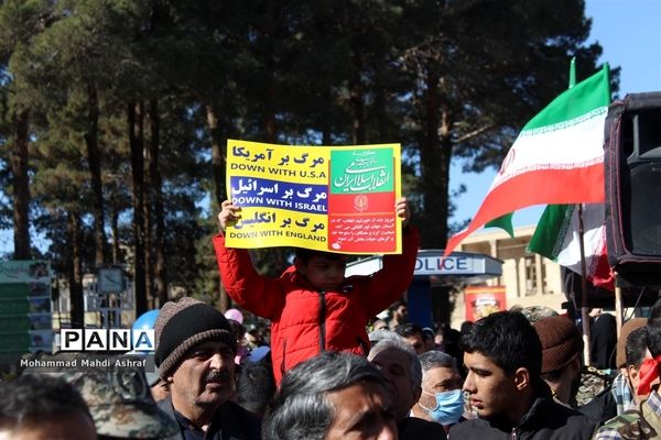 پیر و جوان همه حاضر در جشن انقلاب نایین