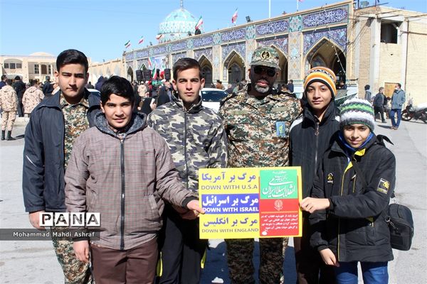 پیر و جوان همه حاضر در جشن انقلاب نایین