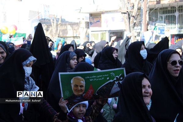 پیر و جوان همه حاضر در جشن انقلاب نایین