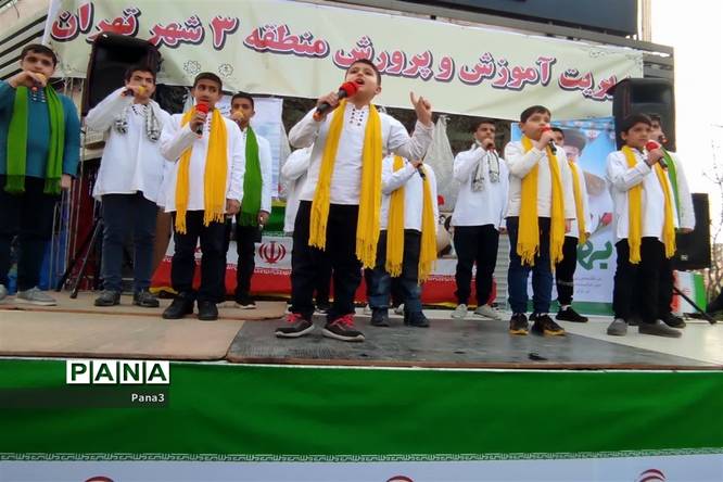 حضور مسئولان، فرهنگیان و دانشآموزان آموزش و پرورش منطقه ۳ در راهپیمایی ۲۲ بهمن۱۴۰۱