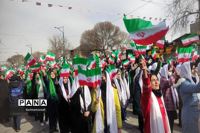 حضور دانشآموزان دبیرستان الوموتک درراهپیمای 22 بهمن