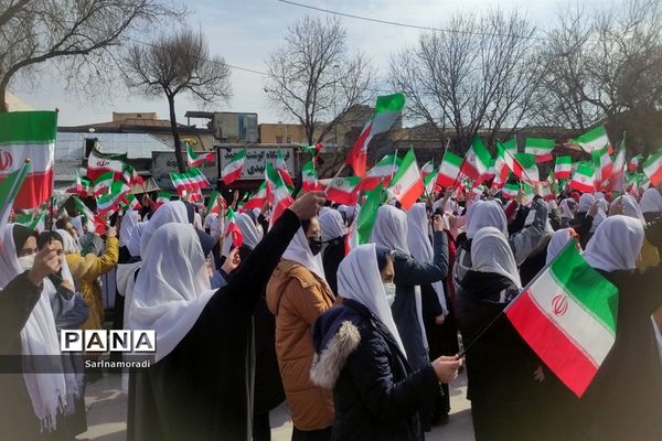 حضور دانش‌آموزان دبیرستان الوموتک درراهپیمای 22 بهمن