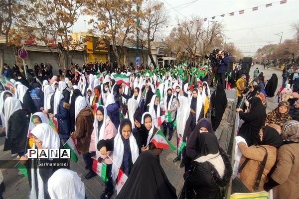 حضور دانش‌آموزان دبیرستان الوموتک درراهپیمای 22 بهمن