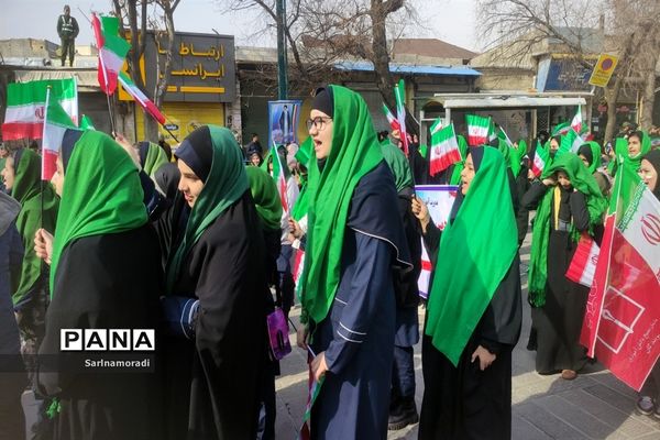 حضور دانش‌آموزان دبیرستان الوموتک درراهپیمای 22 بهمن