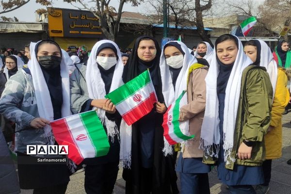 حضور دانش‌آموزان دبیرستان الوموتک درراهپیمای 22 بهمن
