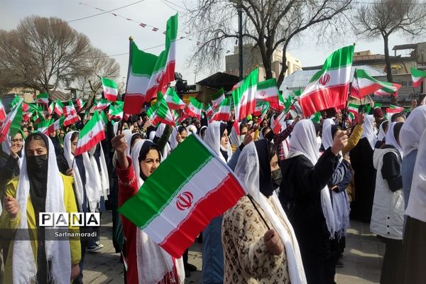 حضور دانش‌آموزان دبیرستان الوموتک درراهپیمای 22 بهمن