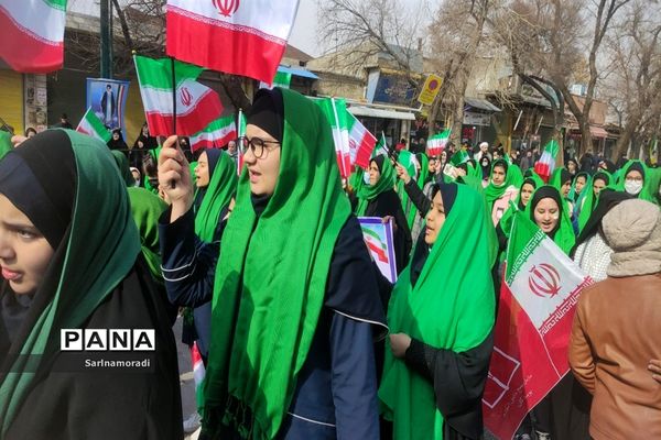 حضور دانش‌آموزان دبیرستان الوموتک درراهپیمای 22 بهمن