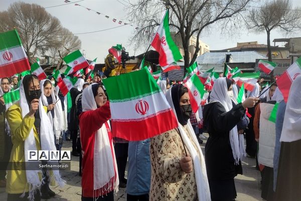 حضور دانش‌آموزان دبیرستان الوموتک درراهپیمای 22 بهمن