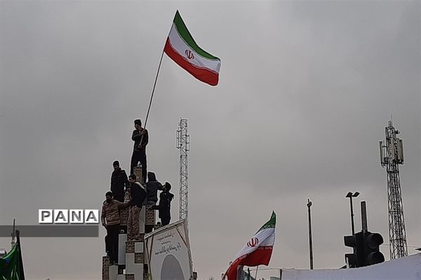 نمایش حضور مردم در راهپیمایی ۲۲ بهمن ۱۴۰۱ مشهد مقدس