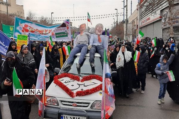 نمایش حضور مردم در راهپیمایی ۲۲ بهمن ۱۴۰۱ مشهد مقدس