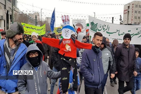 نمایش حضور مردم در راهپیمایی ۲۲ بهمن ۱۴۰۱ مشهد مقدس