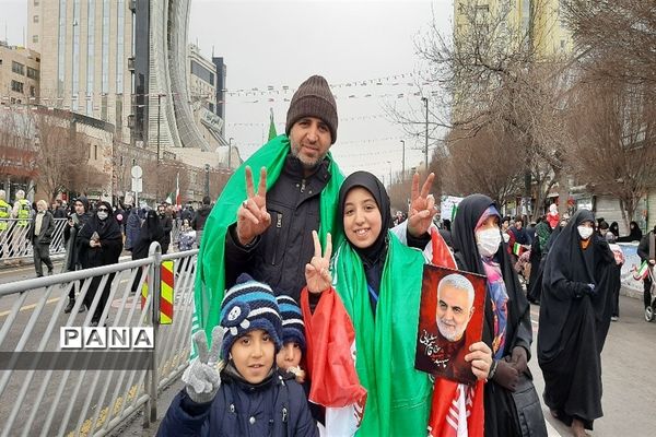 نمایش حضور مردم در راهپیمایی ۲۲ بهمن ۱۴۰۱ مشهد مقدس