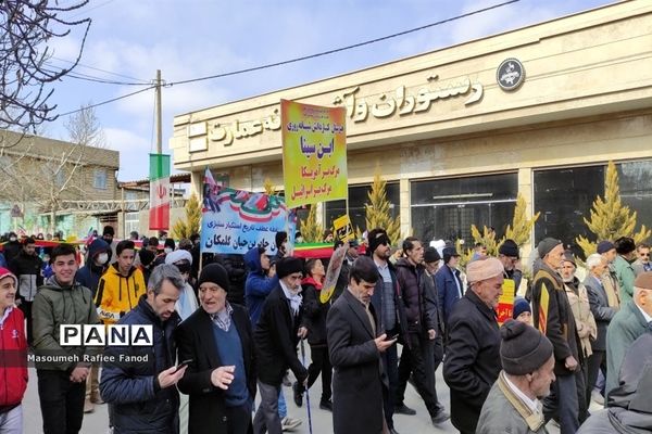 حضور باشکوه دانش‌آموزان در راهپیمایی شهر گلمکان