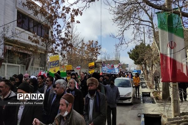 حضور باشکوه دانش‌آموزان در راهپیمایی شهر گلمکان