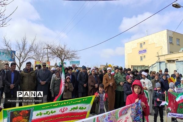 حضور باشکوه دانش‌آموزان در راهپیمایی شهر گلمکان