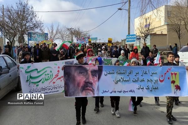 حضور باشکوه دانش‌آموزان در راهپیمایی شهر گلمکان