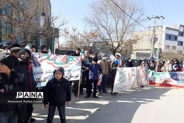 حضور باشکوه دانش‌آموزان در راهپیمایی شهر گلمکان