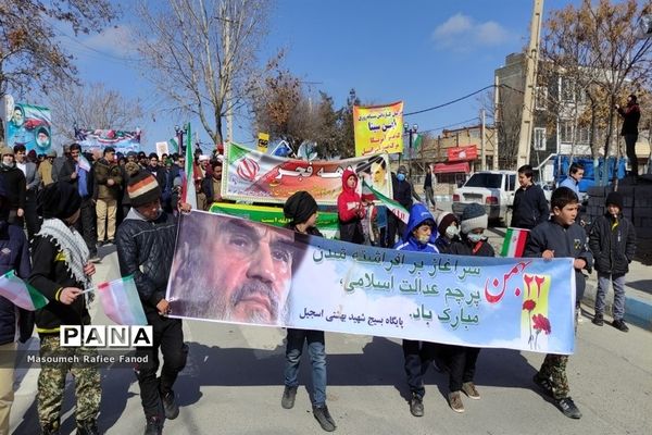 حضور باشکوه دانش‌آموزان در راهپیمایی شهر گلمکان