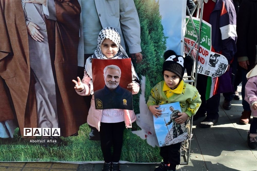 حضور پرشور دانش‌آموزان شاهرودی در راهپیمایی ۲۲ بهمن