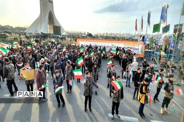 حضور پرشور دانش‌آموزان منطقه ۴ در راهپیمایی ۲۲ بهمن