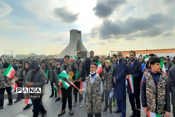 حضور پرشور دانش‌آموزان منطقه ۴ در راهپیمایی ۲۲ بهمن