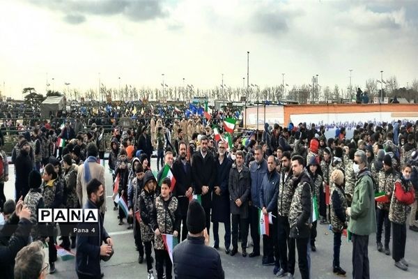 حضور پرشور دانش‌آموزان منطقه ۴ در راهپیمایی ۲۲ بهمن