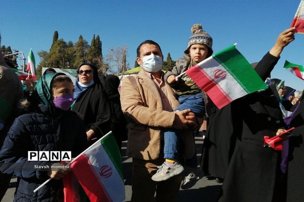 حضور کودکان شیرازی در راهپیمایی 22 بهمن