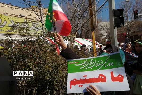 حضور کودکان شیرازی در راهپیمایی 22 بهمن
