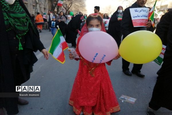 حضور کودکان شیرازی در راهپیمایی 22 بهمن