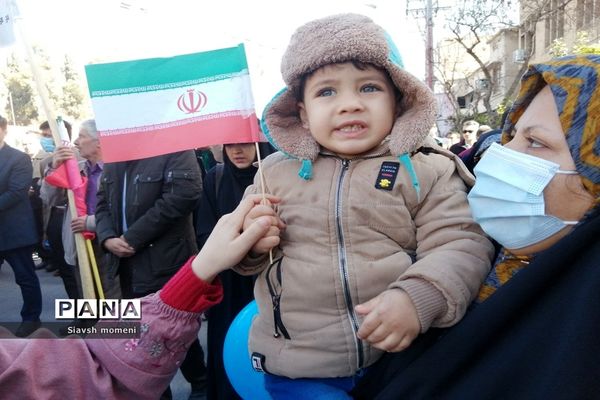 حضور کودکان شیرازی در راهپیمایی 22 بهمن