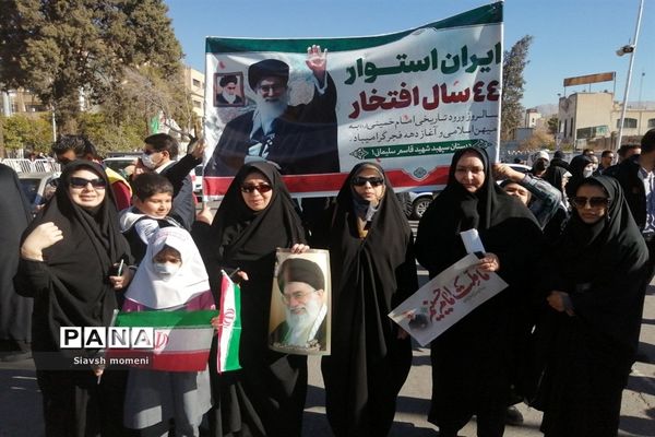 حضور کودکان شیرازی در راهپیمایی 22 بهمن