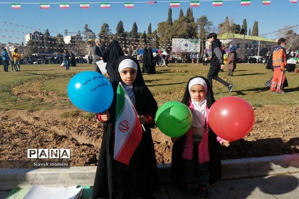 حضور کودکان شیرازی در راهپیمایی 22 بهمن
