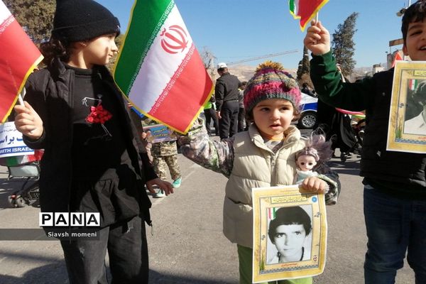 حضور کودکان شیرازی در راهپیمایی 22 بهمن