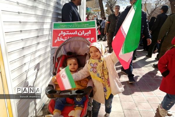 حضور کودکان شیرازی در راهپیمایی 22 بهمن