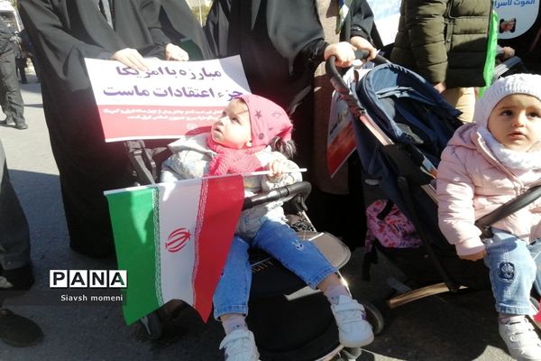 حضور کودکان شیرازی در راهپیمایی 22 بهمن