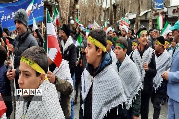 حضور پرشور دانش‌آموزان و فرهنگیان شهرستان طرقبه شاندیز در راهپیمایی ۲۲ بهمن ۱۴۰۱