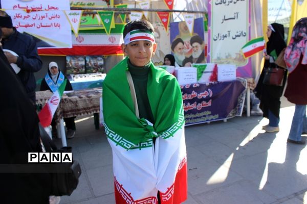 حضور گسترده مردم اصفهان در راهپیمایی ٢٢ بهمن