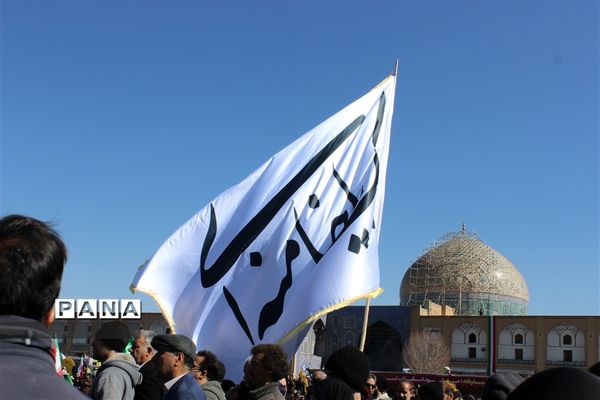 حضور گسترده مردم اصفهان در راهپیمایی ٢٢ بهمن