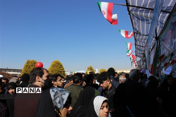 حضور گسترده مردم اصفهان در راهپیمایی ٢٢ بهمن