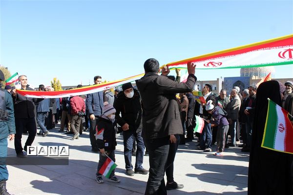 حضور گسترده مردم اصفهان در راهپیمایی ٢٢ بهمن