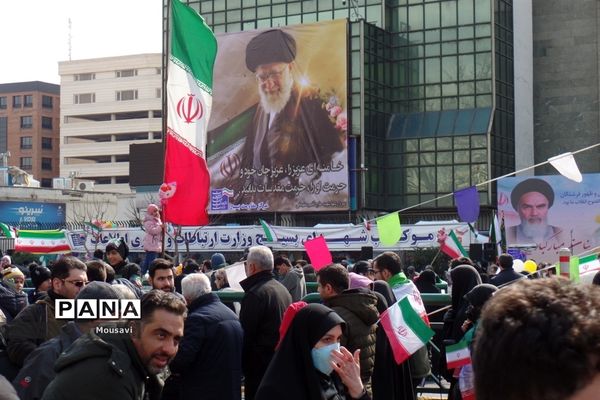 حضور پر شور نسل‌ها در راهپیمایی ۲۲ بهمن