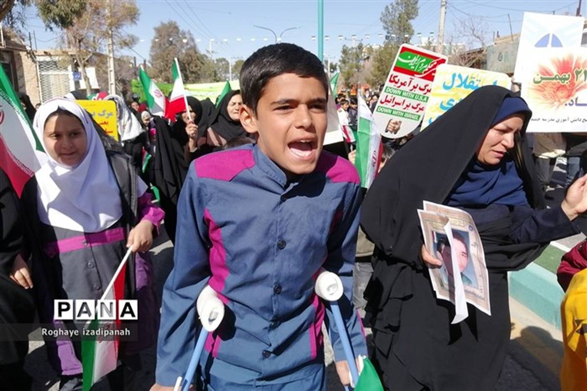 حرکت انقلابی دانش آموز هراتی در راهپیمایی 22 بهمن