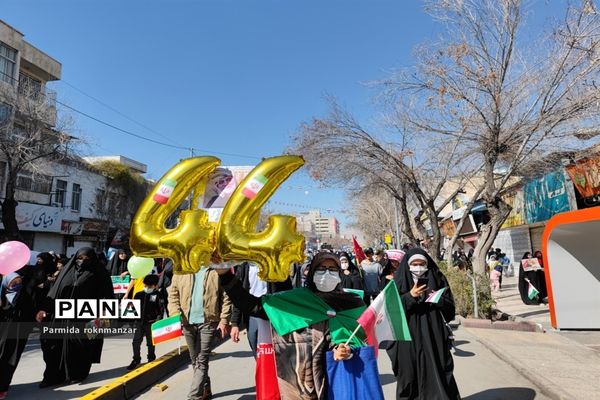 حضور گسترده مردم شیراز در راهپیمایی 22 بهمن