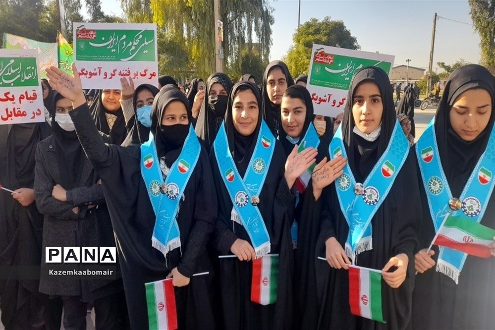 حضور مربیان و دانش‌آموزان شهرستان هویزه در راهپبمایی ۲۲ بهمن
